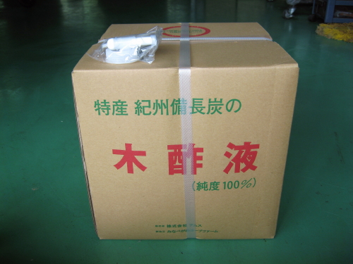 紀州備長炭の本場、和歌山みなべ産 当みなべがわコープファームの組合員の炭窯で採取し、じっくりねかせた純度100％の紀州備長炭の木酢液 家庭菜園や入浴剤として等幅広くご利用いただけます。 小分けに便利な